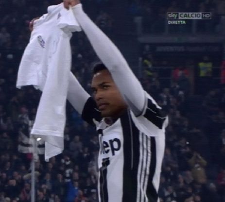 Juventus-Atalanta, Alex Sandro festeggia con maglia per la Chapecoense