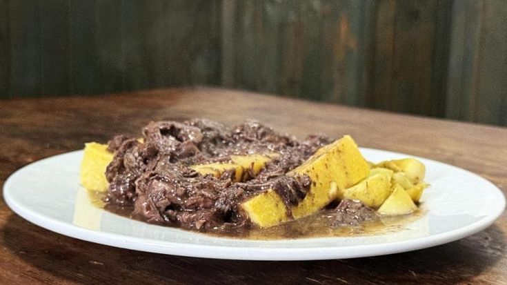 “Oggi polenta e cervo”: il cartello senza tempo alla trattoria Quadrifoglio