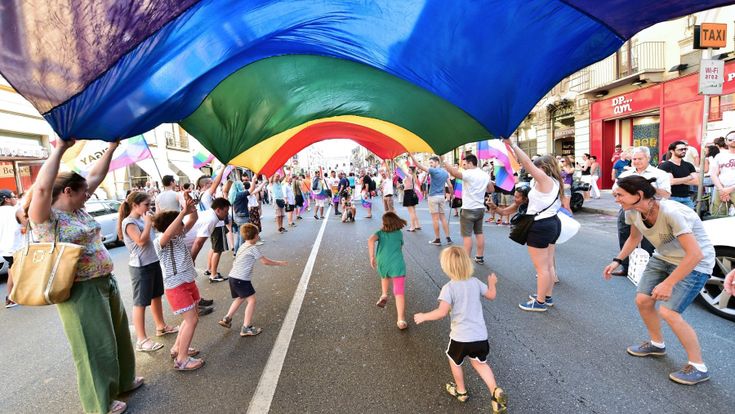 "Non siamo fantasmi". L'ultima battaglia dei genitori gay