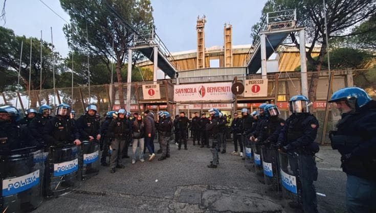 Bari in crisi, tifosi tentano di sfondare la porta tra la curva nord e la tribuna. Nessun incidente