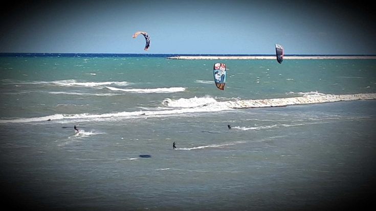 Bari, temperature basse e vento forte: San Girolamo diventa la patria del kitesurf 