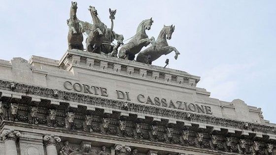 Trapani, condannato cancelliere del tribunale. "In malattia per fare il falso dentista"