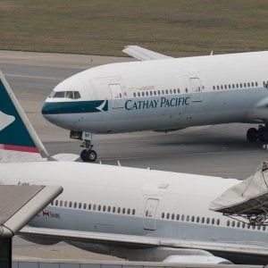 Cathay Pacific taglia 600 posti. Ma la sforbiciata parte dai manager