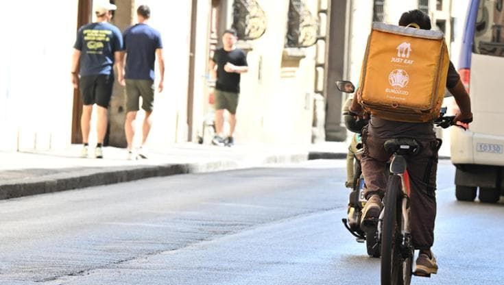 Emergenza caldo e rider: intesa sindacati-Just Eat. Afa, ancora codice rosso