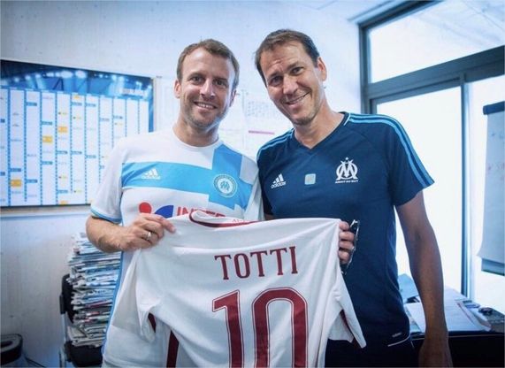Marsiglia, Macron incontra Garcia: in regalo la maglia di Totti 