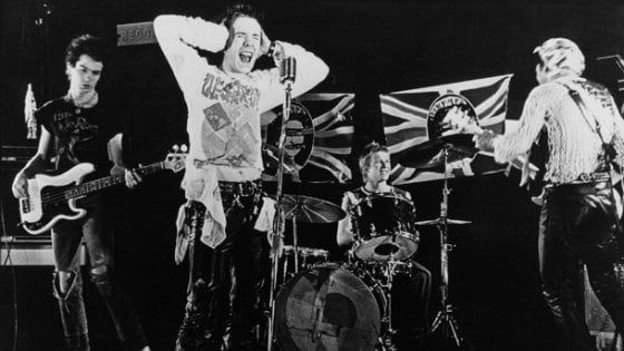 Reggio Emilia, signora in pigiama picchia una band punk con l'asciugamano