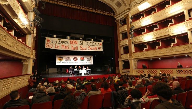 Genova, teatro Modena pieno per urlare "No alla chiusura dello Zapata"