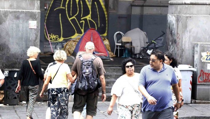 PIazza Cavour tra rifiuti, erbacce e macerie: il percorso per il Mann è diventato una discarica