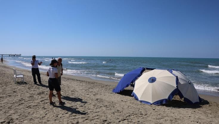 Si sente male mentre fa il bagno in Versilia, la genovese Maria Privitera muore in spiaggia