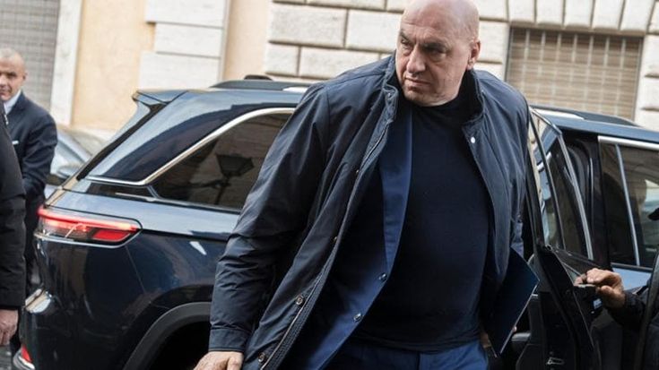 Il ministro Crosetto bloccato a Dubai. I Servizi non sapevano del viaggio