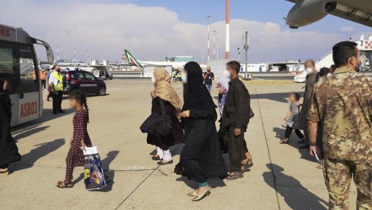 Arrivano stanotte a Settimo i cento profughi dall'Afghanistan: atterrati all'alba a Fiumicino