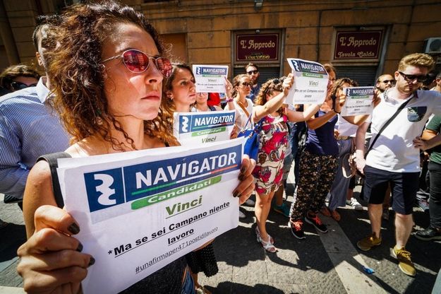 Reddito: i navigator protestano a Napoli. E De Luca: "Nuova porcheria clientelare"