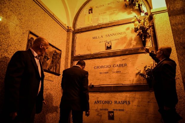 Milano, i detenuti nel cimitero dei grandi: accolgono e guidano i turisti