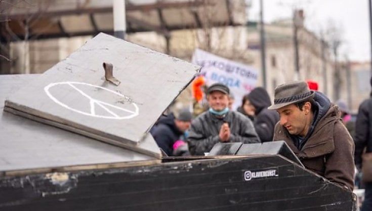 Ucraina: Davide, il pianista originario di Caltanissetta suona al confine per i profughi