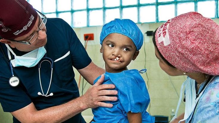 Salute, l’equità sanitaria con i chirurghi volontari che curano il volto dei bambini