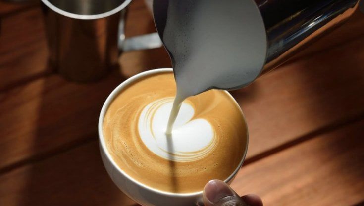 Colazione d'artista: se il cappuccino diventa una tela su cui dipingere con il latte 