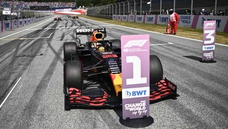 F1, Gp Austria: Verstappen in pole, Hamilton solo quarto. Male le Ferrari