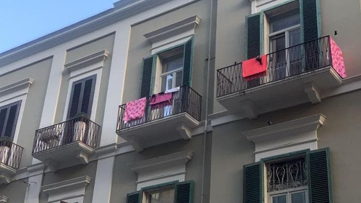 Bari, sui balconi del centro costumi e asciugami prendono il posto delle piante: effetto turismo