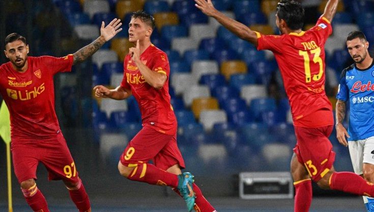 Napoli-Lecce 1-1, non basta il gol di Elmas: Colombo sbaglia un rigore ma poi gela il Maradona
