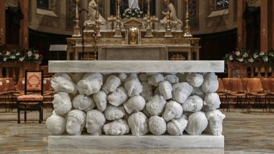 Gallarate, un altare con cento teste mozzate: polemiche per la scultura nella basilica