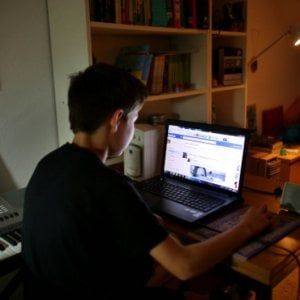 Brindisi, adescava minorenni su internet: ventenne condannato a due anni e 10 mesi