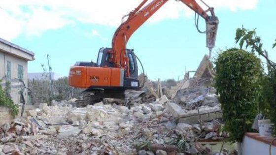 Demoliti due fabbricati abusivi in provincia di Caserta. Il Procuratore Troncone: "Stiamo riaffermando la legalità"
