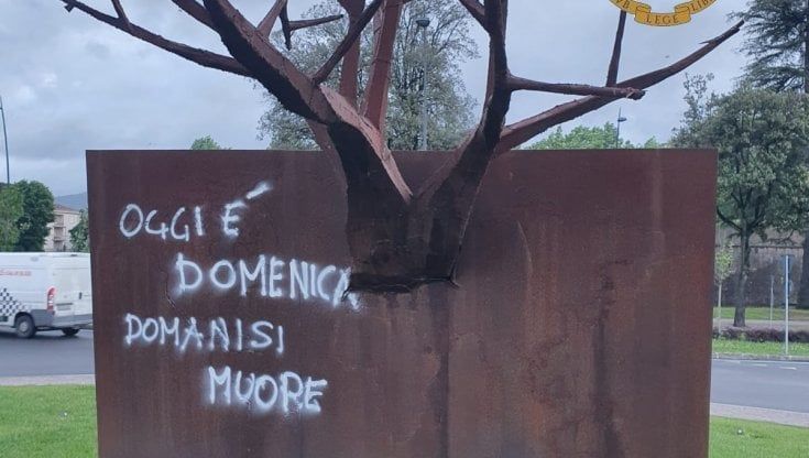 Lucca, Pierotti danneggia la sua scultura in piazza Boccherini: "Non mi ascoltano". Il Comune chiederà i danni