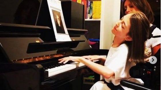 A 13 anni fa milioni di visualizzazioni suonando il piano, Valentina sfida la malattia rara: "La musica mi cura"