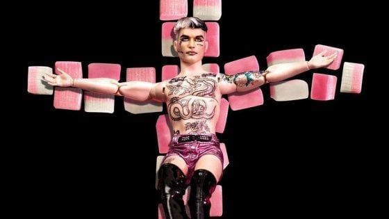 Achille Lauro crocefisso sul poster, la polemica con il Comune: "Irrispettoso, da noi parere negativo ma non vincolante"