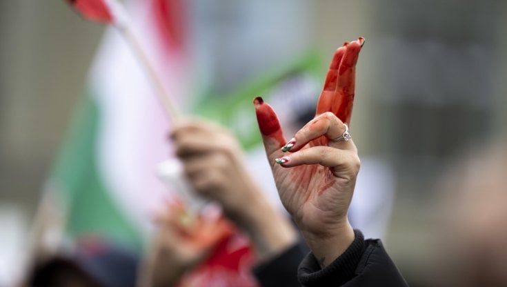 Iran, un'altra ragazza uccisa a manganellate durante le proteste 