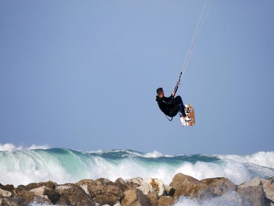 Ischia, onde giganti e kitesurf: l'altra faccia della burrasca 