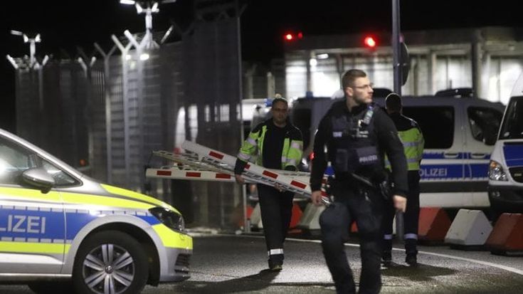 Amburgo, concluso il dramma all’aeroporto: l’uomo armato che aveva rapito ieri la figlia di 4 anni è stato arrestato