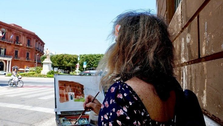 Lucia, da San Francisco a Bari per dipingere i palazzi: "Giro con tela e pennelli per cogliere al volo l'ispirazione"