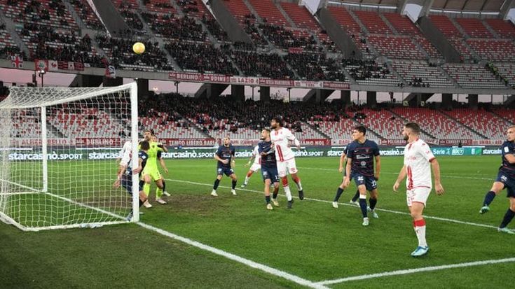 Il Bari non riesce a fare gol: solo 0-0 al San Nicola con il Cosenza. Applausi solo per il Menez
