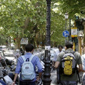 Bullismo a Bologna, ragazzo ferito alla gola e chiuso a chiave nel bagno