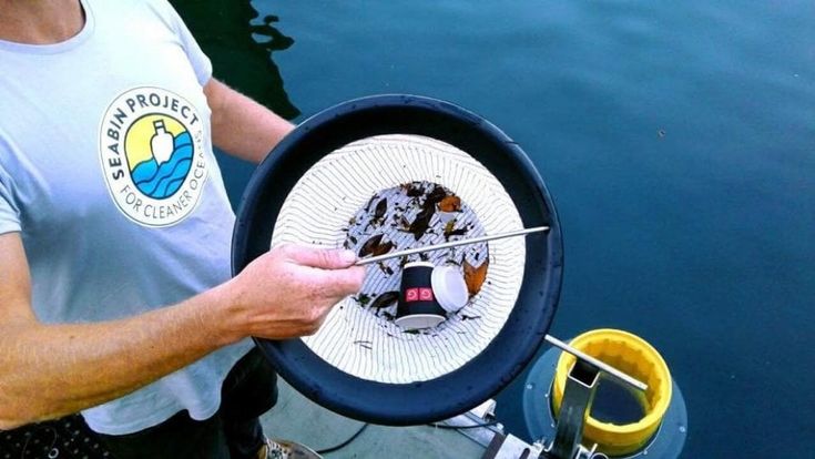 Ischia, il bidone raccogli-rifiuti regalo dei "Men in Black"