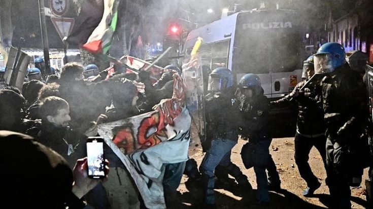 Sgomberato il centro sociale Askatasuna. I militanti provano a rientrare: cariche della polizia