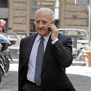 Regione, è scontro De Luca-5 stelle