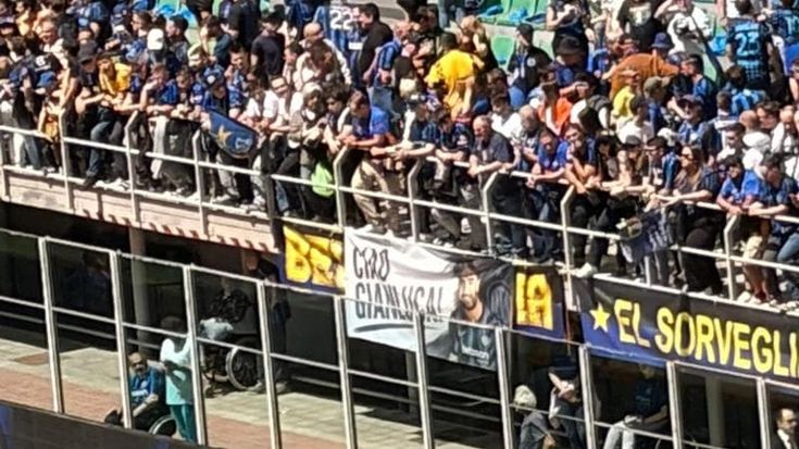 I tifosi dell’Inter dedicano uno striscione a Gianluca Fino, il 22enne morto in moto a viale Marconi