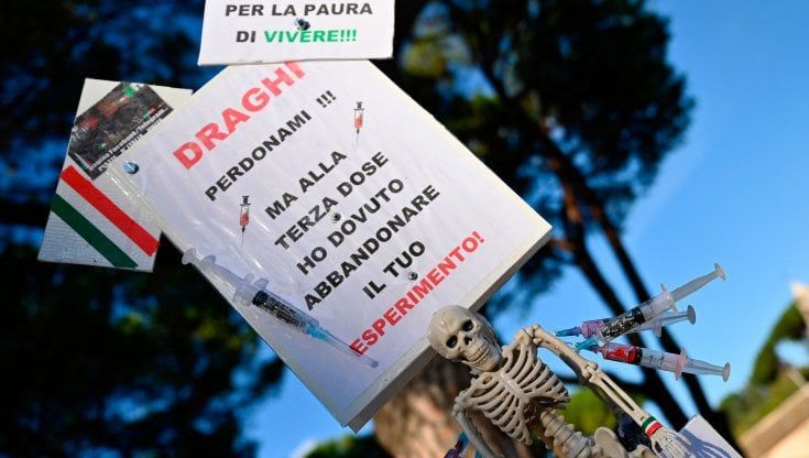 Firenze, cinque perquisizioni per la rete No Vax. Dipendente Asl indicava i bersagli
