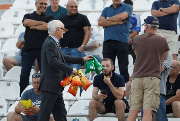 Chelsea, il presidente offre patatine ai tifosi in trasferta in Grecia