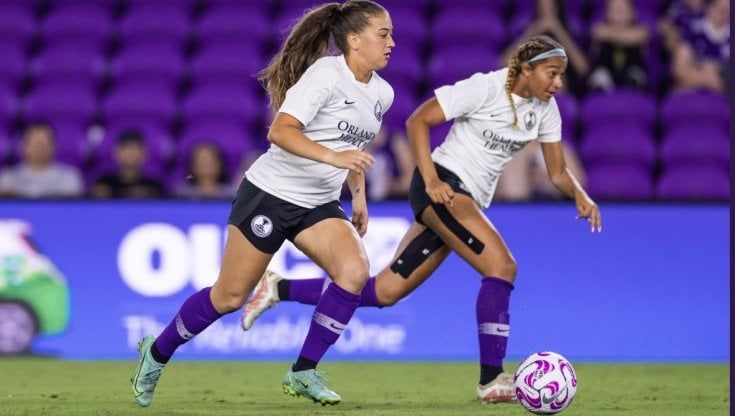 Squadra di calcio americana sceglie i pantaloncini scuri per far sentire le calciatrici a proprio agio durante il ciclo mestruale