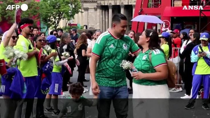Messico, matrimonio di massa (750 coppie) alla vigilia della finale dei Mondiali: "Uniamo due amori"
