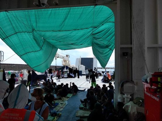 Diciotti, le immagini dei migranti dopo lo sbarco dei minori