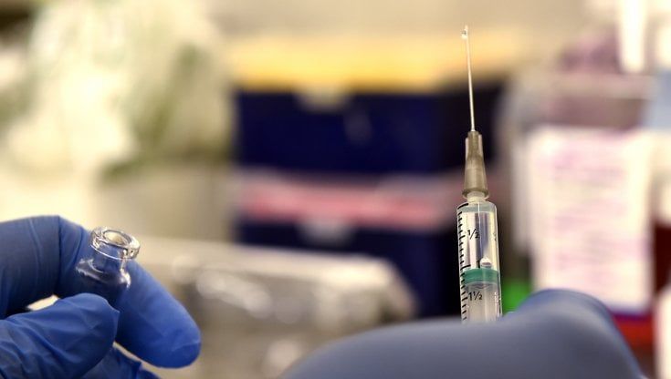 Stop ai medici che rifiutano vaccino, lettera contro il dg Asl di Brindisi: "Omino insignificante"