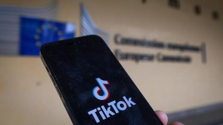 “TikTok dà dipendenza, colpa dello scroll infinito”: Bruxelles accusa il social, rischio super multa
