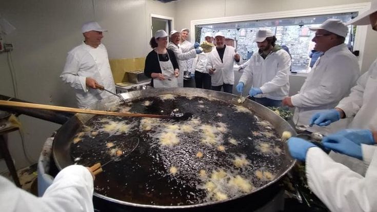 Montefioralle scalda la maxi padella: tutto pronto nel Chianti per la 54esima sagra delle frittelle