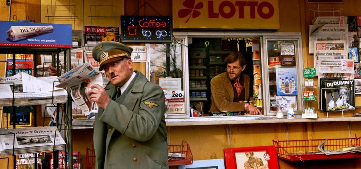 Hitler è tornato e fa (quasi) ridere: "Davanti a lui la gente si lasciava andare senza remore"