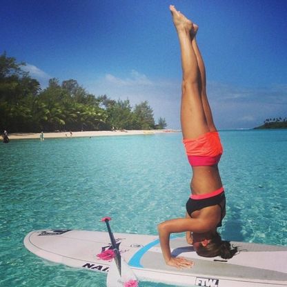 Yoga sulla tavola, le posizioni della surfista su Instagram