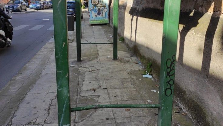 Palermo, la strada è al buio, jogger finisce contro una pensilina del bus. Ferita alle ginocchia